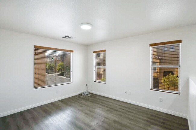 Building Photo - Beautiful 3 Bed Home With 3 Full Baths And...