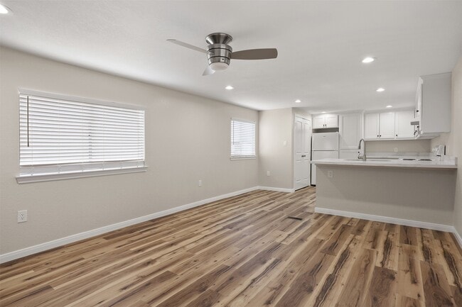 Building Photo - 2222 N Austin Ave