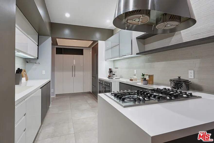 Building Photo - 930 N Wetherly Dr