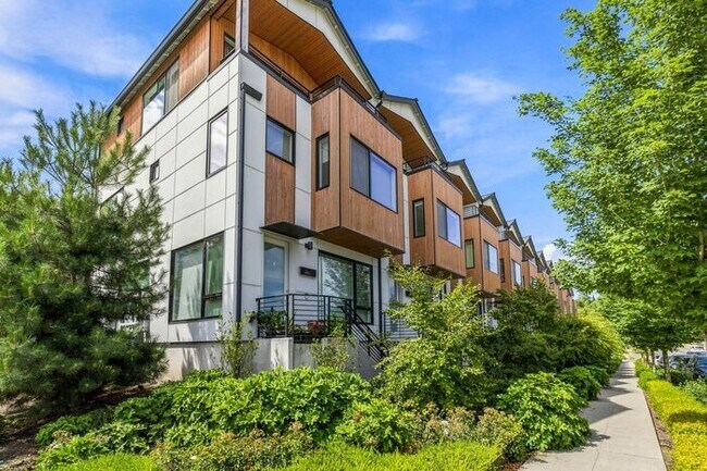 Building Photo - ULTRA-MODERN Air Conditioned Townhome in Beacon Hill (1st Month Free)