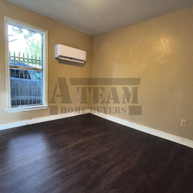 Building Photo - House For Rent