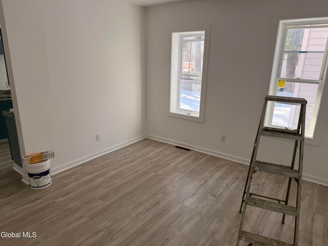 Building Photo - 8 Gardiner St