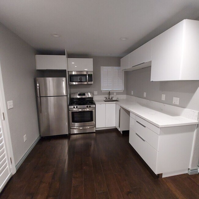 Building Photo - Charming 2bedroom, 2bath home, Like New near Land Park Area and City College.