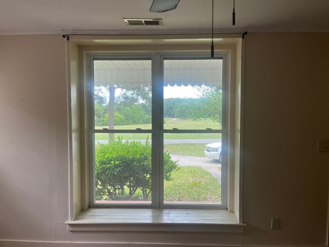 Building Photo - 2 Bed, 1 Bath House