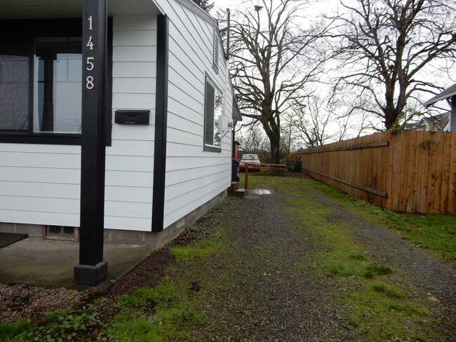 Building Photo - 1458 E Cleveland St