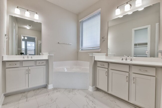 Building Photo - 27124 Regal Scott Dr