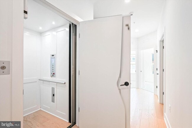 Building Photo - 10113 Dalmatian St