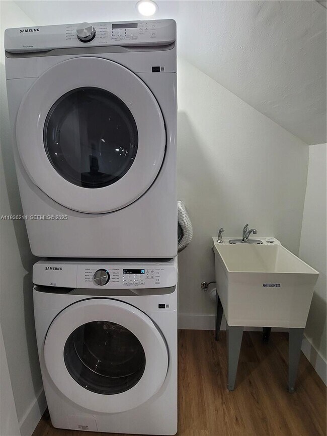 Building Photo - 16955 SW 100th Ave