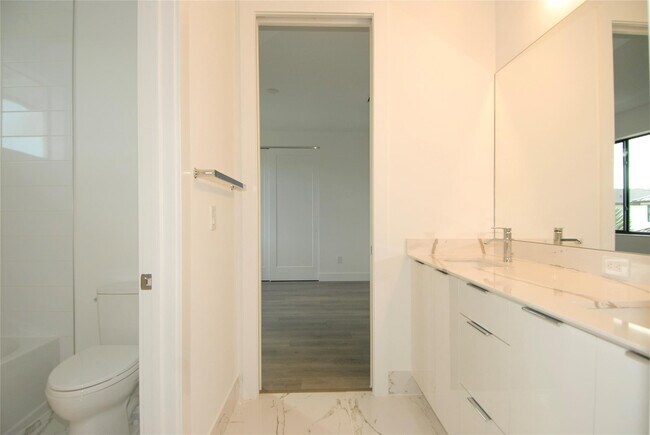 Building Photo - 1435 SW 23rd St