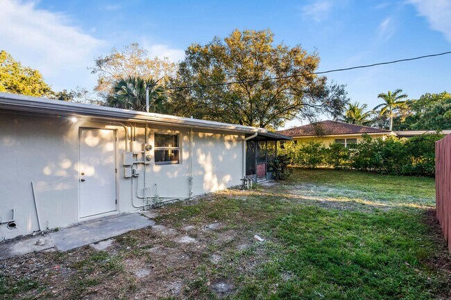 Building Photo - 5073 SW 28th Ave