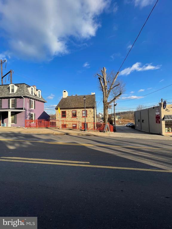 Building Photo - 427 S Bethlehem Pike