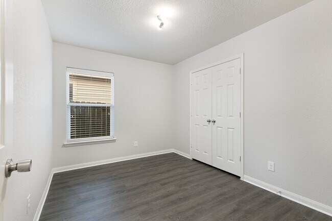 Building Photo - Luckey Ranch Single Story 3 bedroom with d...