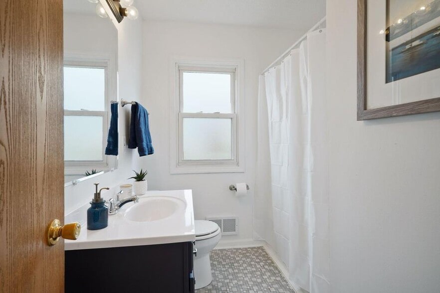 Building Photo - 5060 Hughes Ave NE