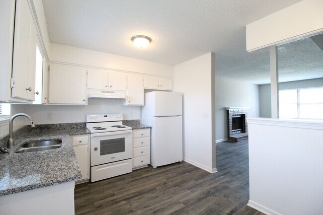 Building Photo - Updated 3 Bedroom 2 Bath Duplex in Olathe