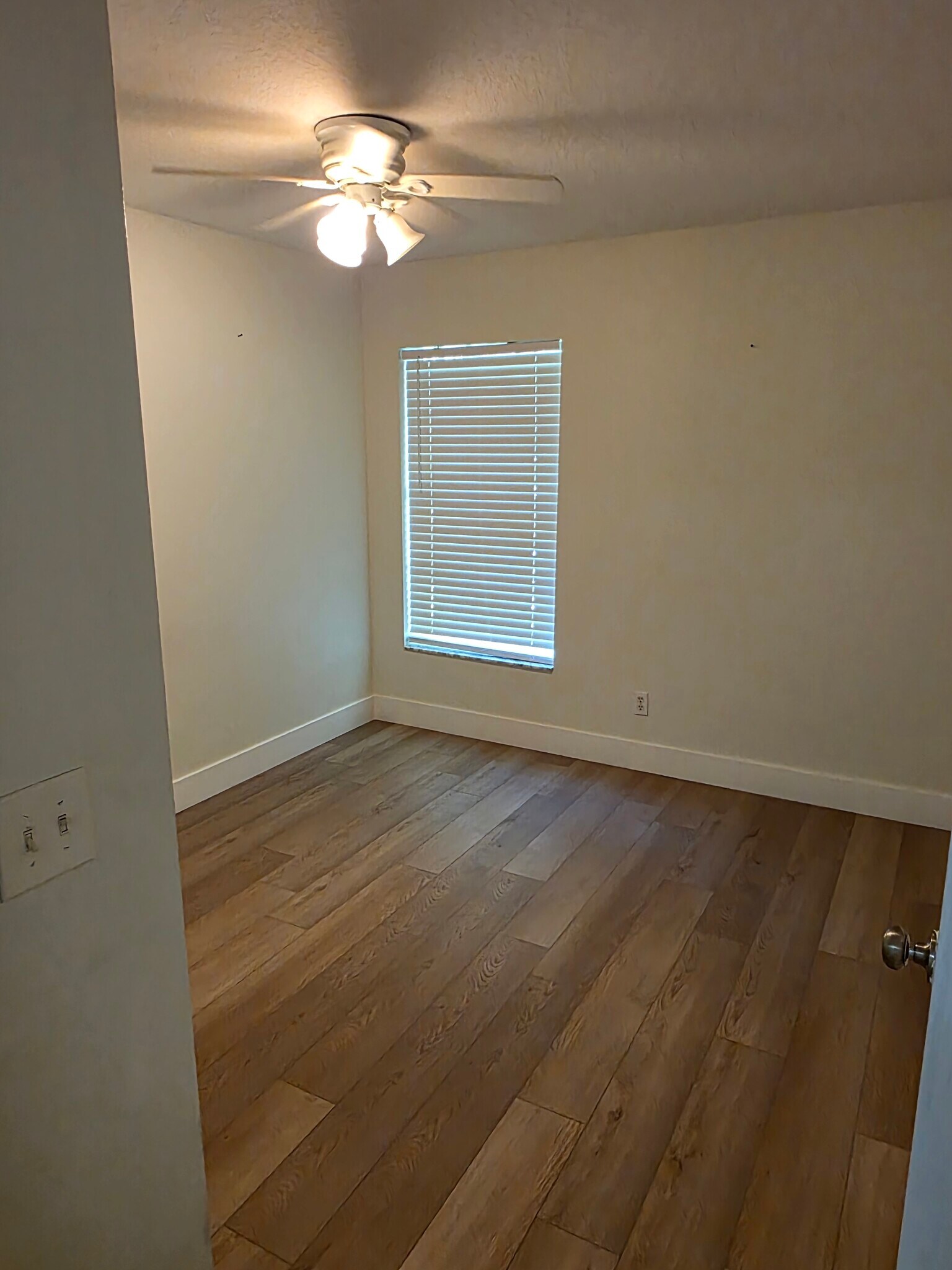 Building Photo - 512 13th Pl