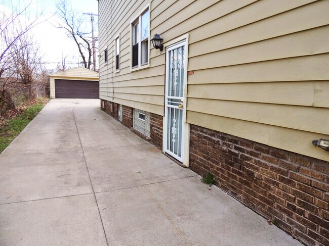 Building Photo - 3585 Chelton Rd