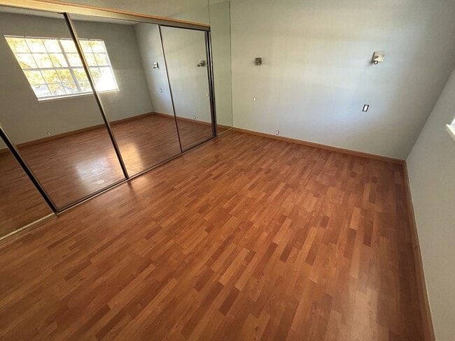 Building Photo - SPACIOUS 2 BEDROOM TOWNHOME IN LAS VEGAS COUNTRY CLUB