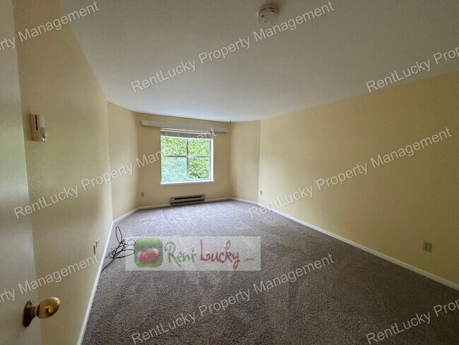Building Photo - Gorgeous 2 Bedroom Condo with Secured Parking in Unbeatable Bellevue Location!!