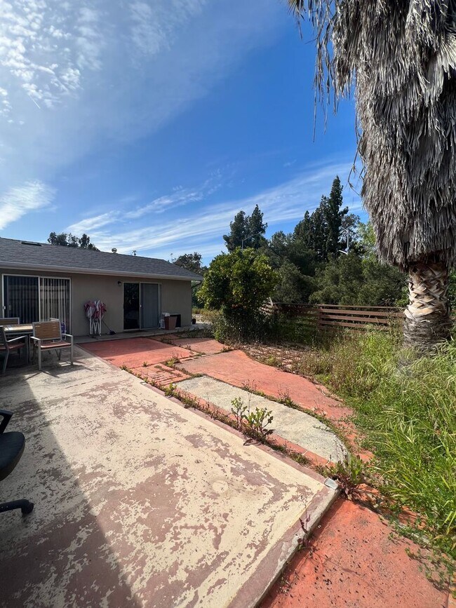 Building Photo - Rarely Available Private 5 Bed 3 Bath House w/ 2 Masters