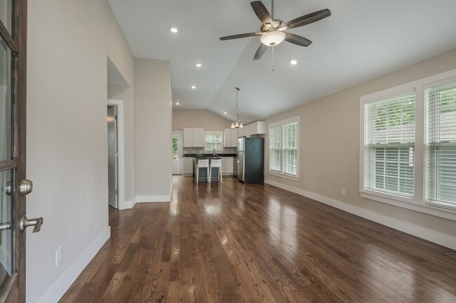 Building Photo - Charlotte Park/Nations bungalow home for r...