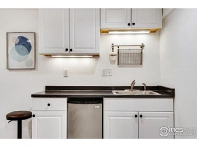 Building Photo - Recently Renovated and Updated 5 BR Townho...