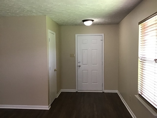 Building Photo - 2092 Meadowlark Ln