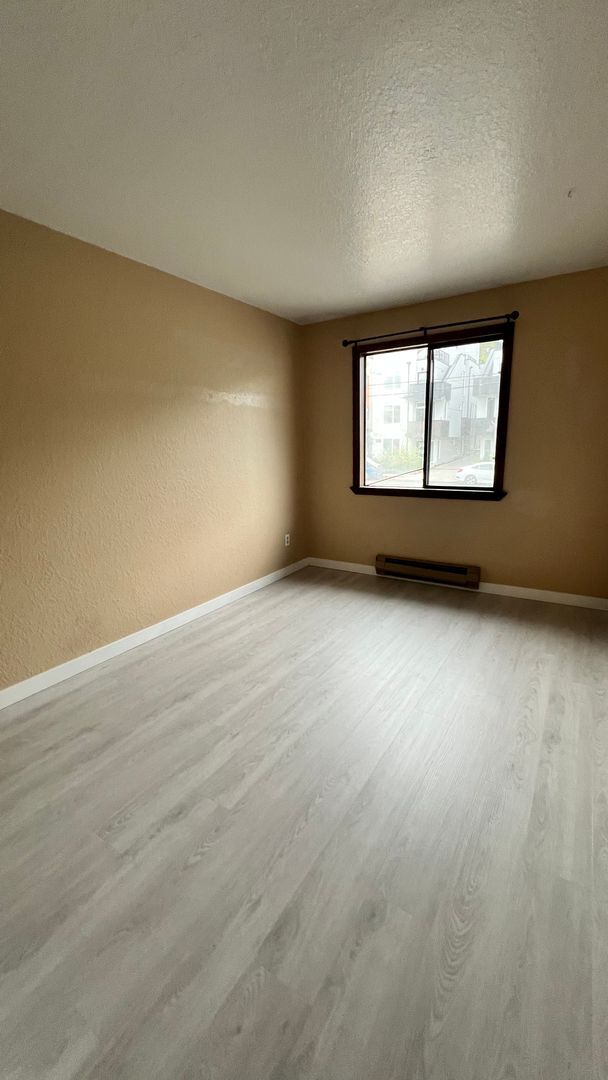Building Photo - 4Plex 2bed x 1.5bath unit in Seattle, minutes away from major highways.
