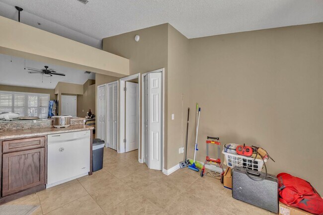 Building Photo - Oviedo Condo One-bedroom Available UTILITIES included.
