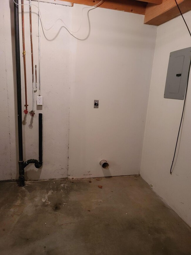 Building Photo - 2 Bedroom 1.5 Bath Townhome