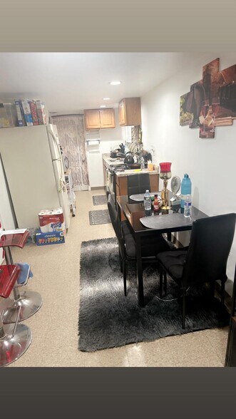 Eating - 212 Oakwood Pl