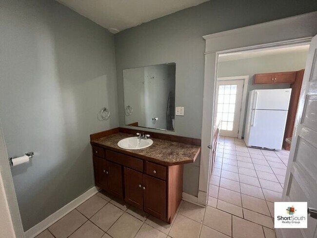 Building Photo - 6 bed 2 bath Single Family Home