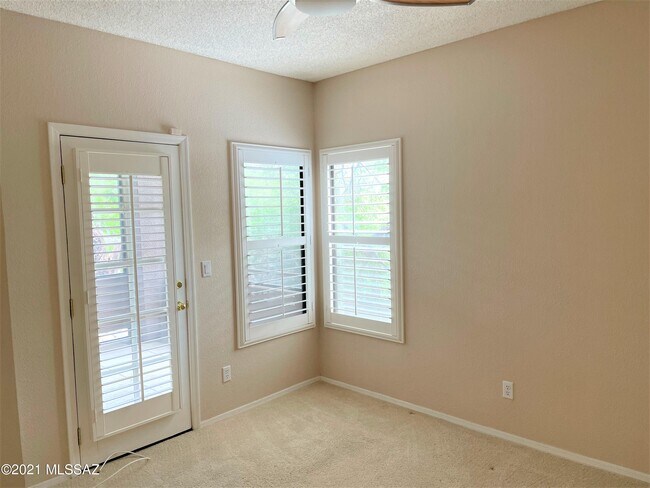 Building Photo - 6655 N Canyon Crest Dr