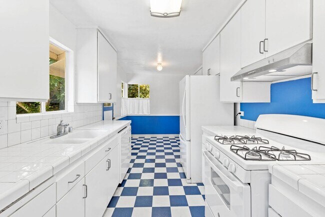 Building Photo - Charming Single-Level 3 Bedroom, 2 Bath Home