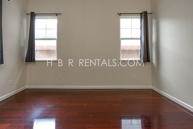 Building Photo - 1582 Peony Dr