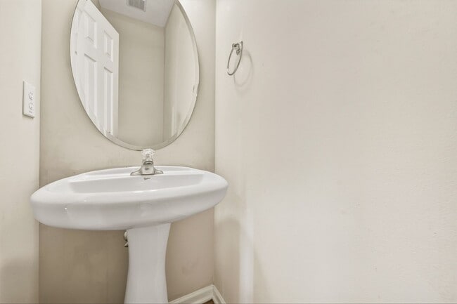 Building Photo - Bright and Spacious 3-Bed Home Near Homest...