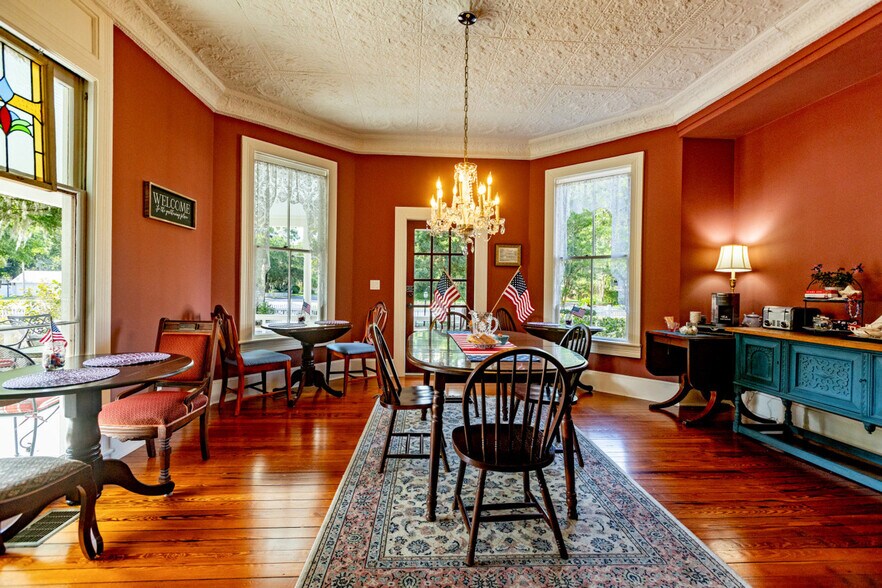 Building Photo - 205 SE 7th St