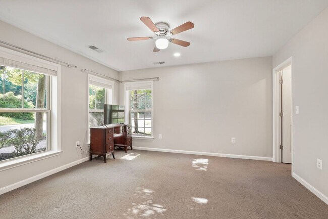 Building Photo - 102 Vista Knoll Dr