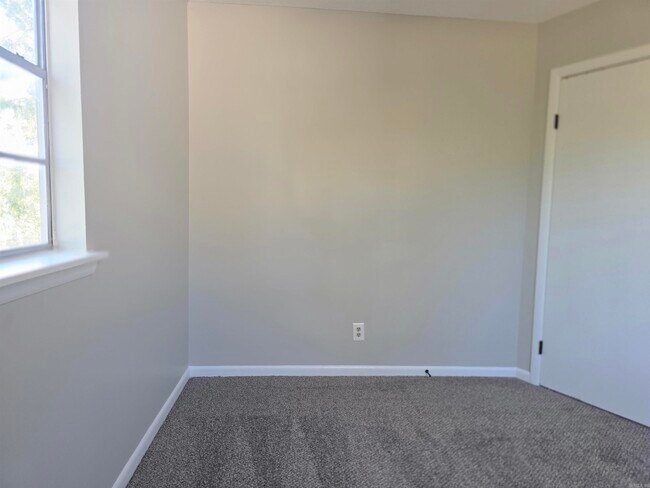 Building Photo - 408 Lindenhurst Dr