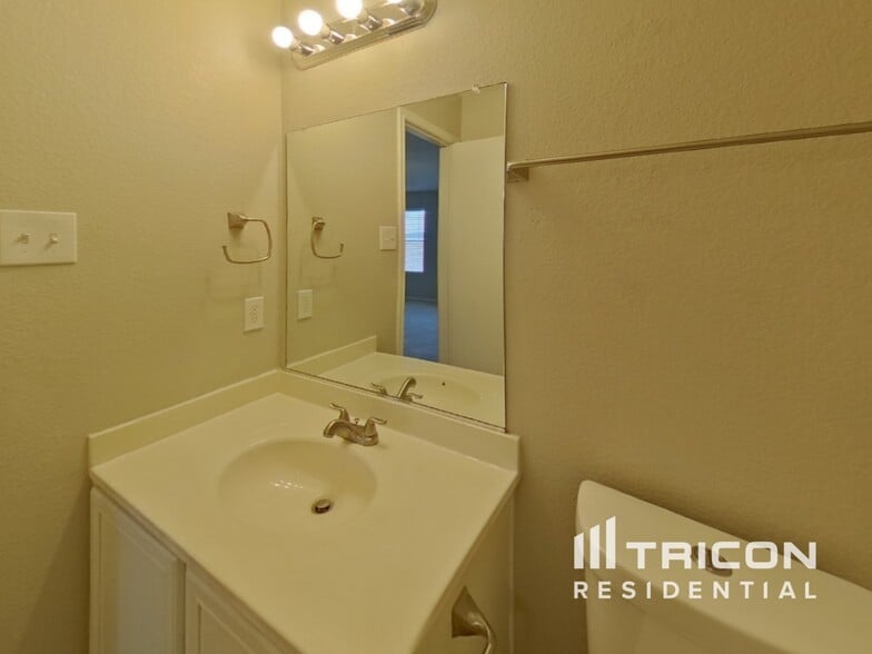 Building Photo - 14124 Cochise Dr