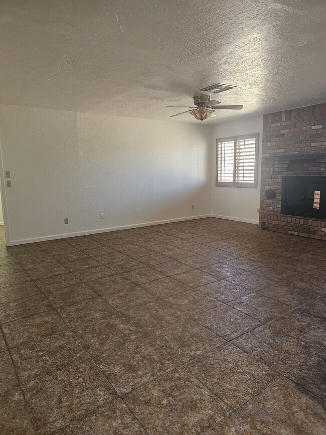Building Photo - This Charming Home Awaits You!