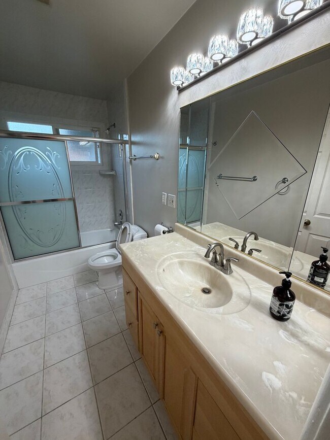 Building Photo - 3 Bedroom 2 Bath Home With Ample Storage