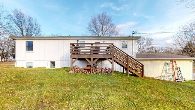 Building Photo - Stunning home situated on over 1 acre in North Thompson’s Station!