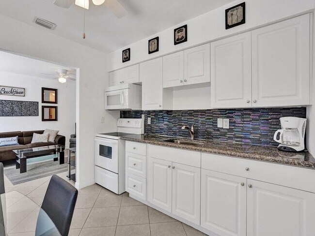Building Photo - 4422 Sea Grape Dr