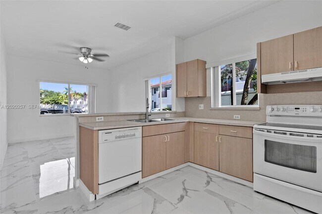 Building Photo - 10245 SW 154th Pl