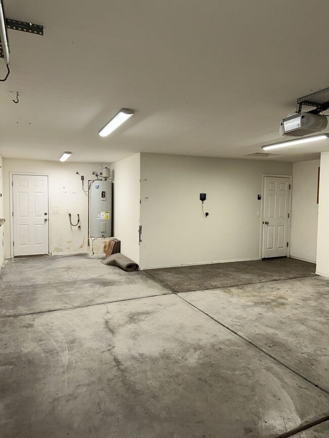 Building Photo - Unfurnished Full Time