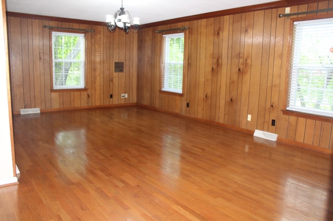 Building Photo - 611 E Mountcastle Dr