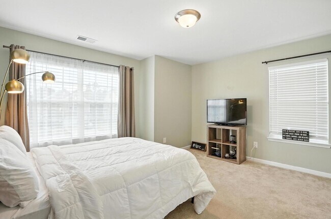 Building Photo - Beautifully Maintained 3-Bedroom Home with...