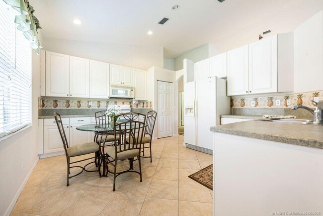 Building Photo - 2096 NW Marsh Rabbit Ln