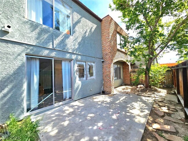 Building Photo - 1460 Hialeah Dr