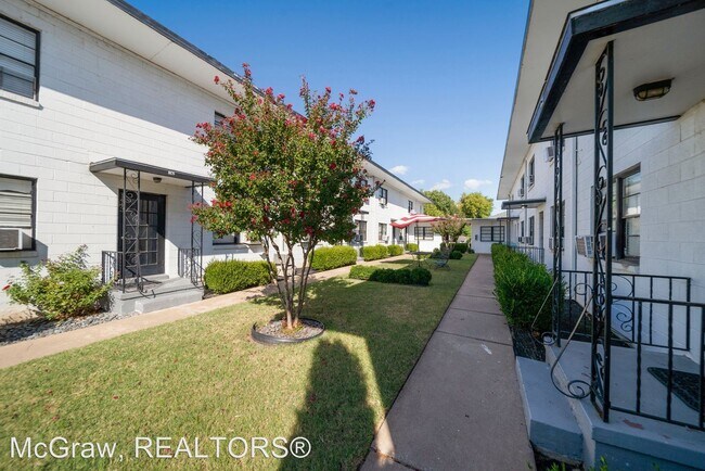 Primary Photo - 1443 S Frisco Ave